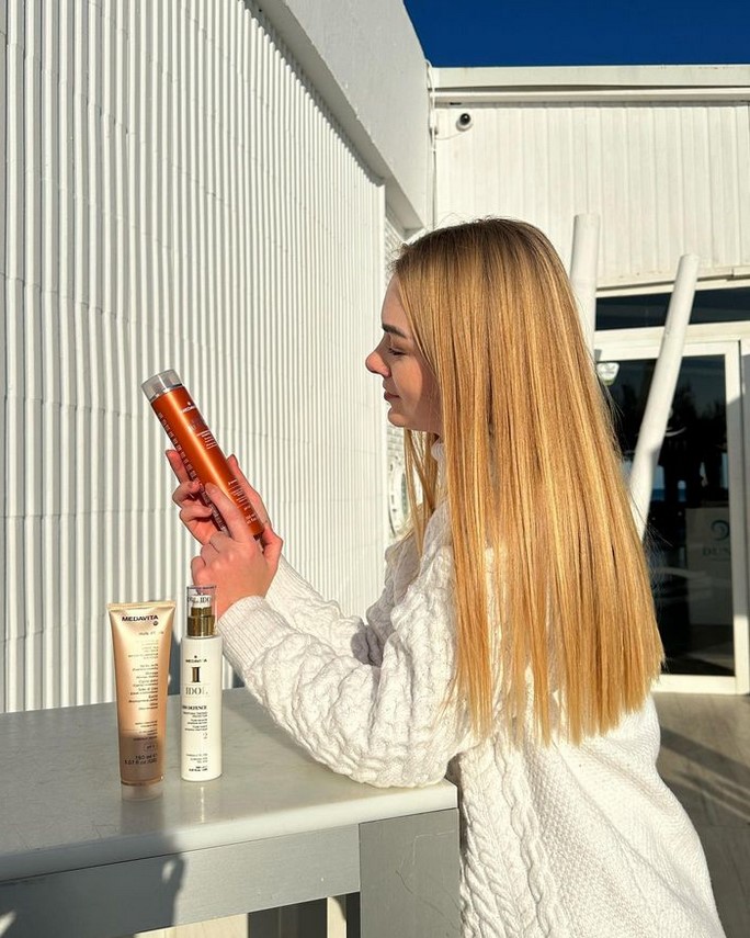 Ilusión Beauty Salon cabello pelirrojo antesjefa con productos de belleza exterior sol