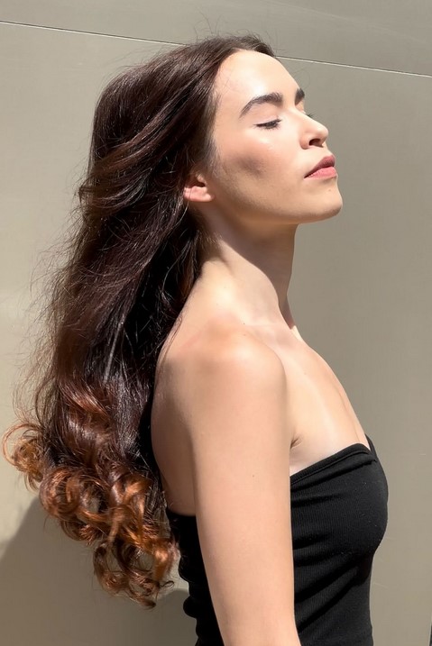 Ilusión Beauty Salon chica de perfil al sol